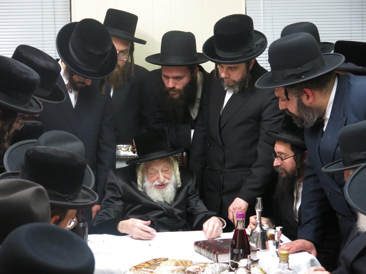 תיעוד: האדמו"ר מסקולען קבע מזוזה ב"חסד לאברהם"