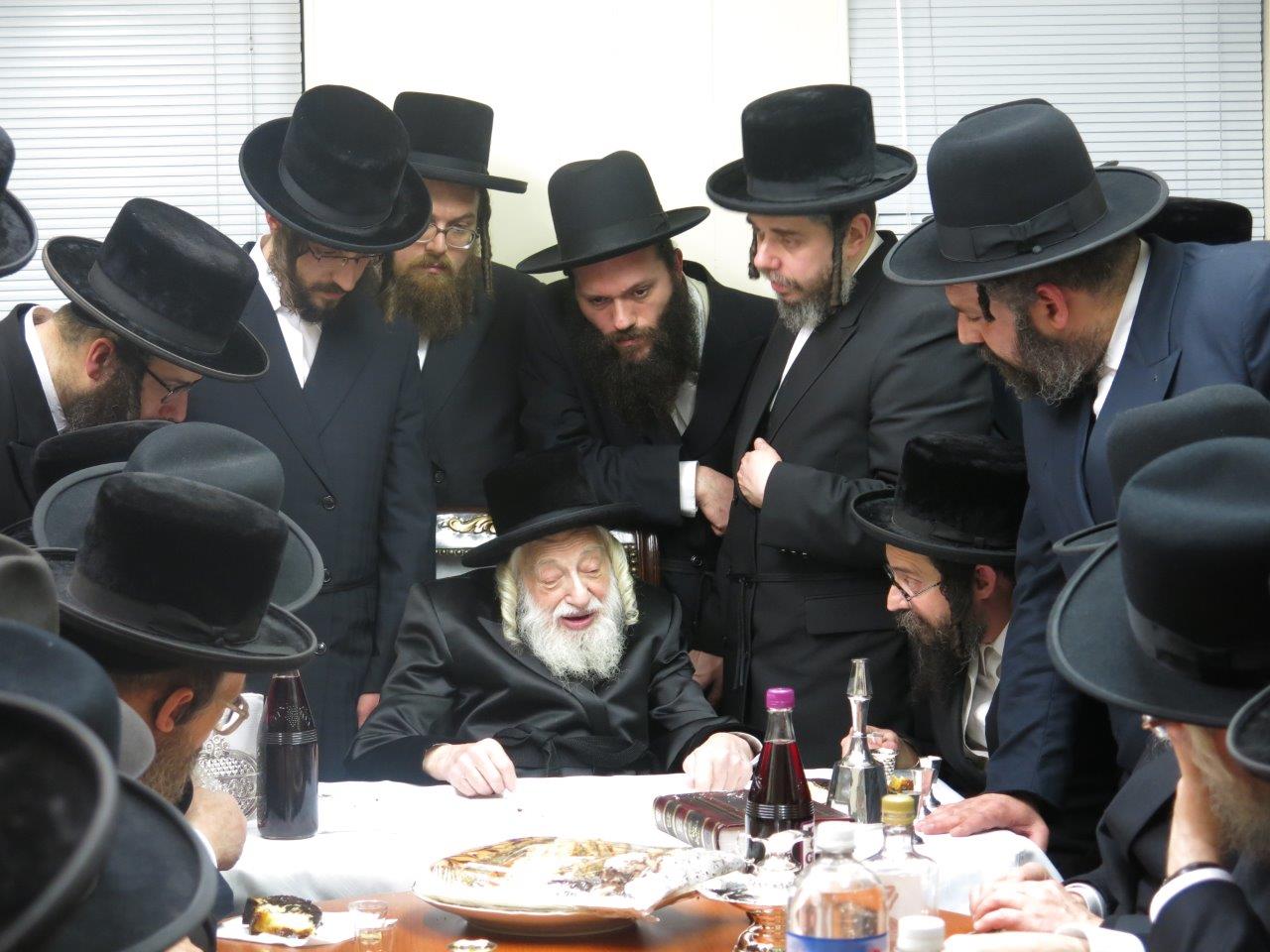 תיעוד: האדמו"ר מסקולען קבע מזוזה ב"חסד לאברהם"