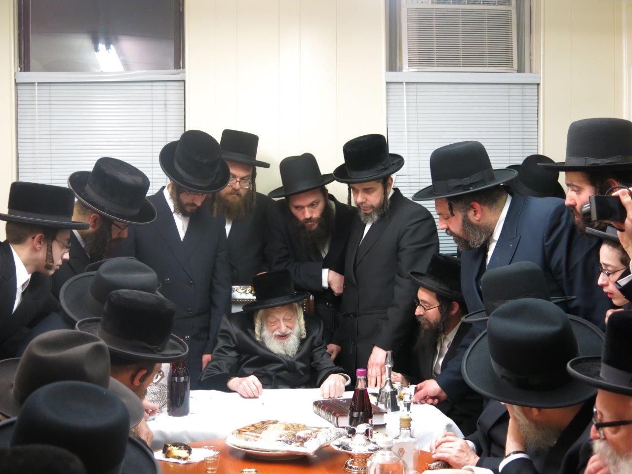 תיעוד: האדמו"ר מסקולען קבע מזוזה ב"חסד לאברהם"