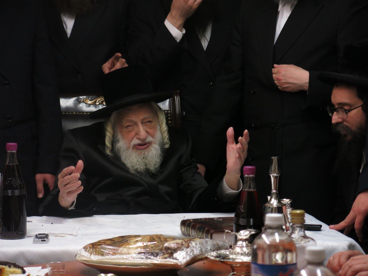 תיעוד: האדמו"ר מסקולען קבע מזוזה ב"חסד לאברהם"