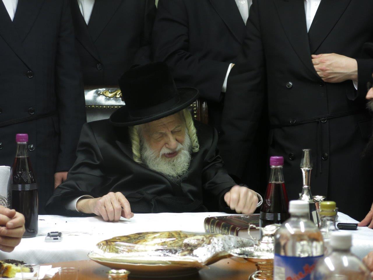 תיעוד: האדמו"ר מסקולען קבע מזוזה ב"חסד לאברהם"