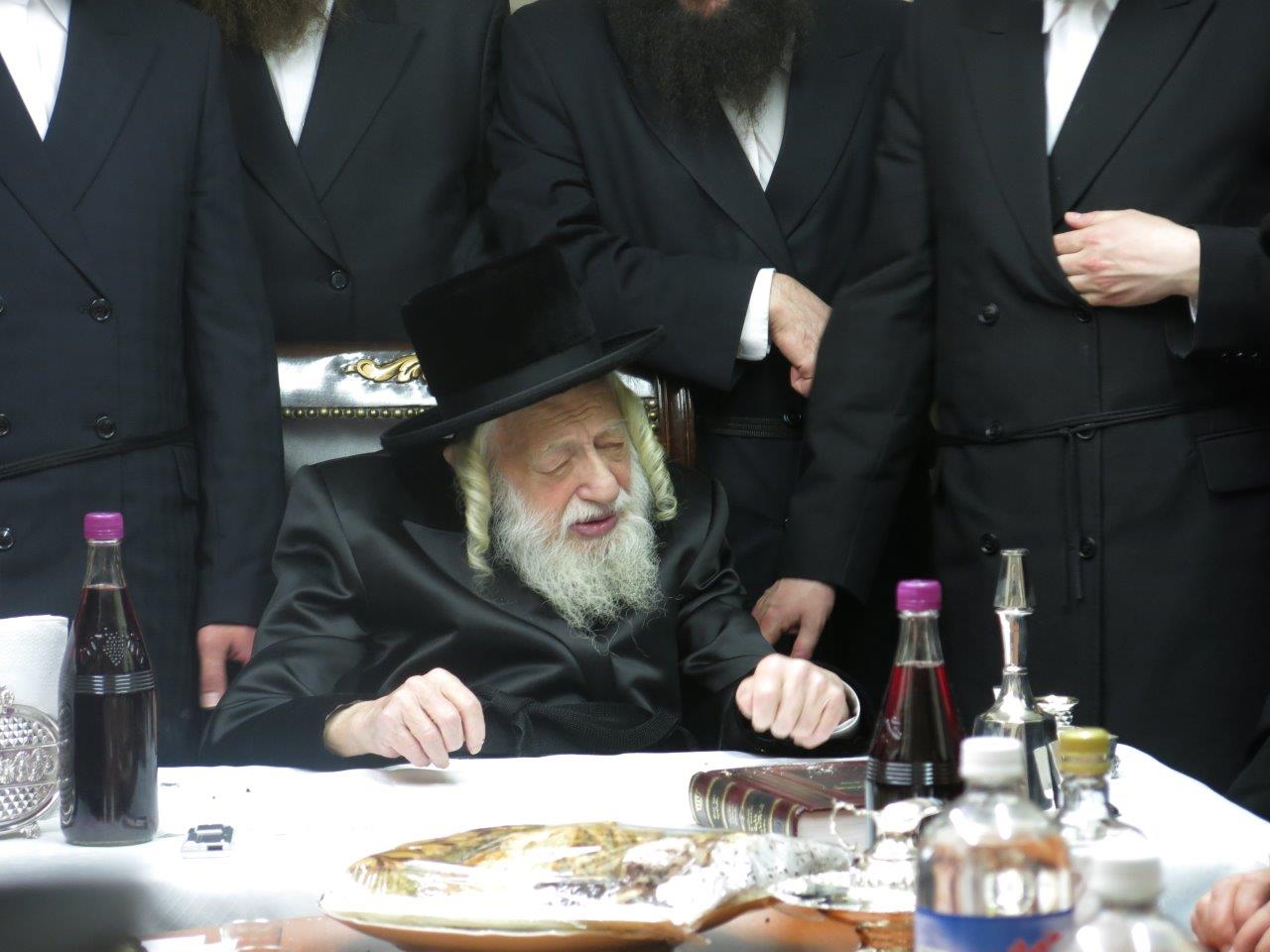 תיעוד: האדמו"ר מסקולען קבע מזוזה ב"חסד לאברהם"