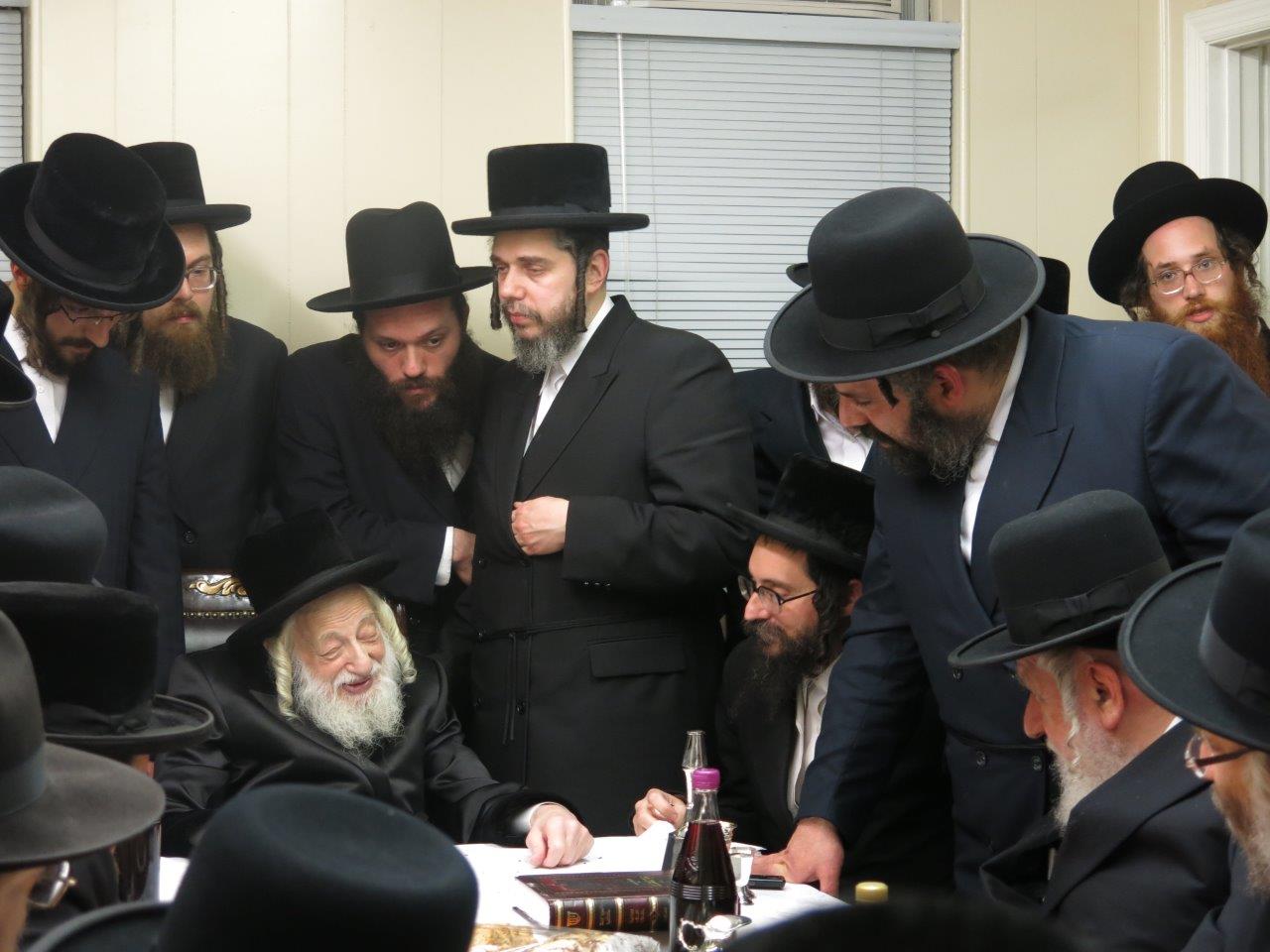 תיעוד: האדמו"ר מסקולען קבע מזוזה ב"חסד לאברהם"