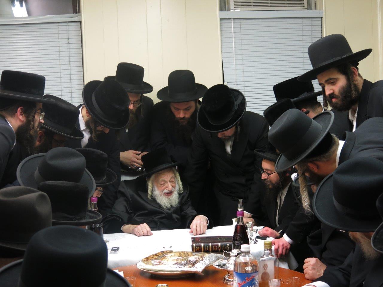 תיעוד: האדמו"ר מסקולען קבע מזוזה ב"חסד לאברהם"