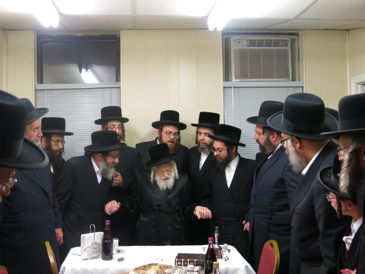 תיעוד: האדמו"ר מסקולען קבע מזוזה ב"חסד לאברהם"