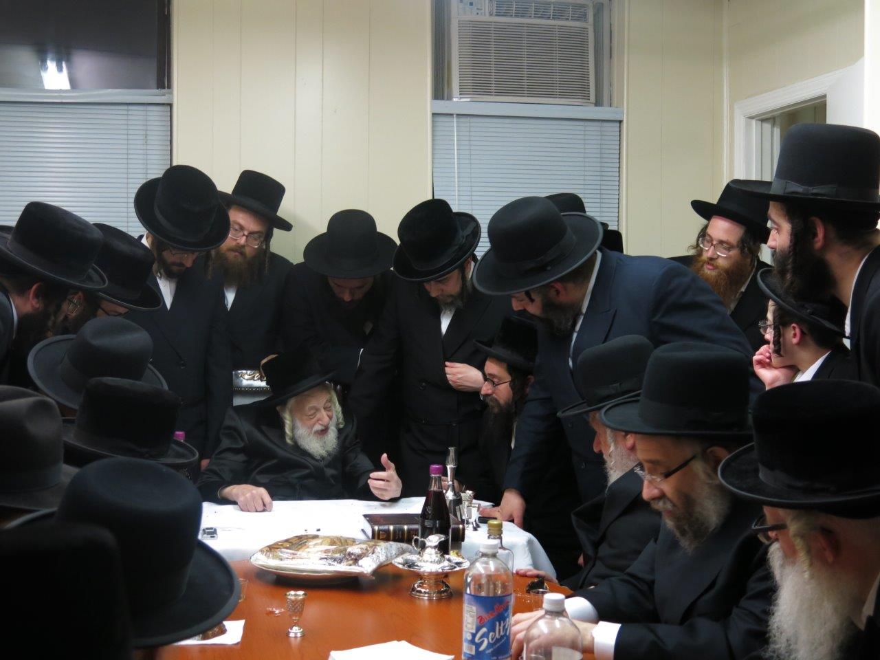 תיעוד: האדמו"ר מסקולען קבע מזוזה ב"חסד לאברהם"