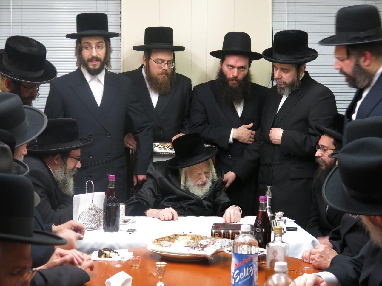 תיעוד: האדמו"ר מסקולען קבע מזוזה ב"חסד לאברהם"