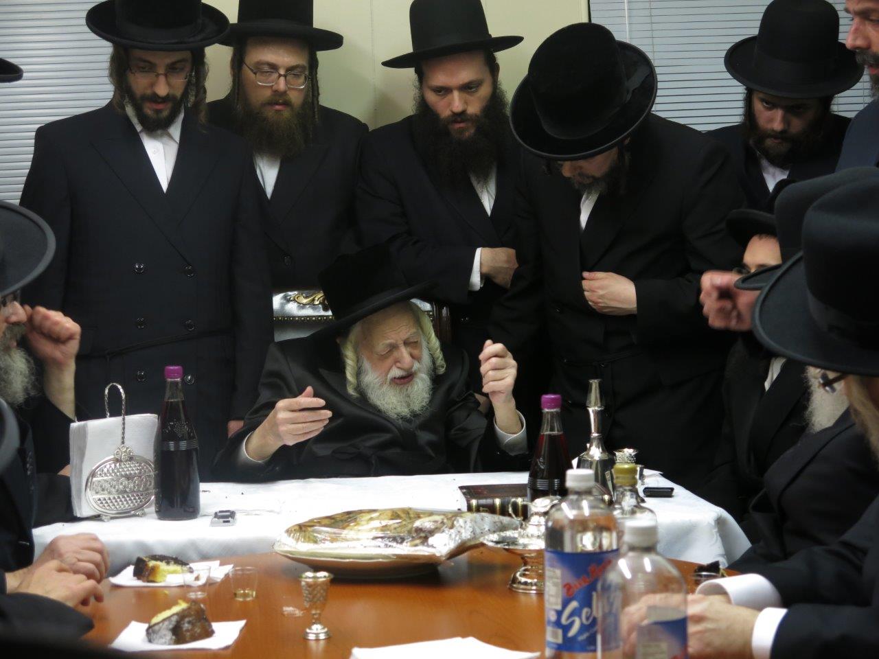 תיעוד: האדמו"ר מסקולען קבע מזוזה ב"חסד לאברהם"