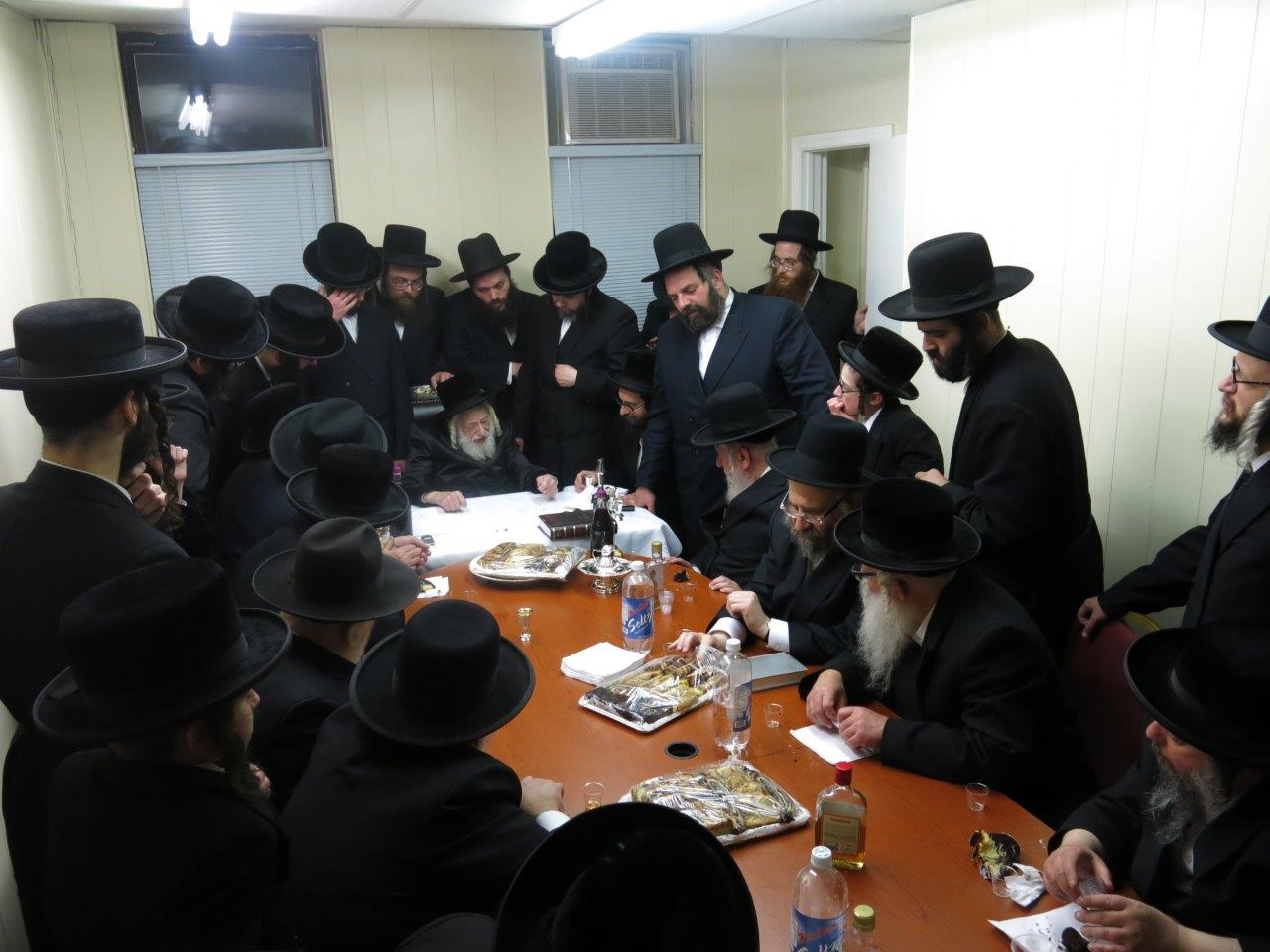 תיעוד: האדמו"ר מסקולען קבע מזוזה ב"חסד לאברהם"