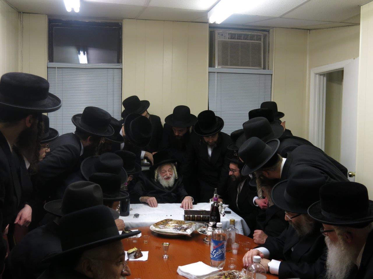 תיעוד: האדמו"ר מסקולען קבע מזוזה ב"חסד לאברהם"