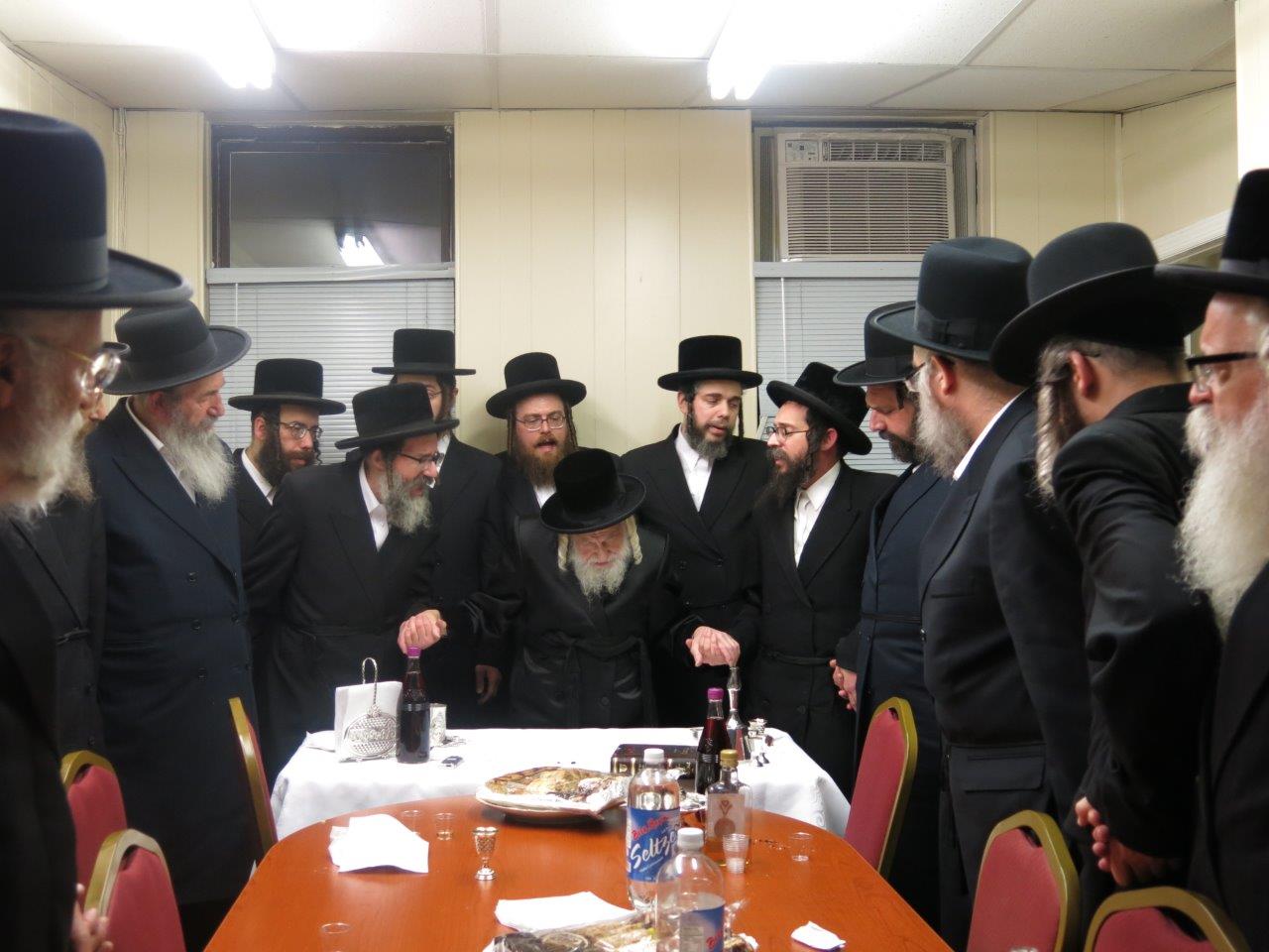 תיעוד: האדמו"ר מסקולען קבע מזוזה ב"חסד לאברהם"