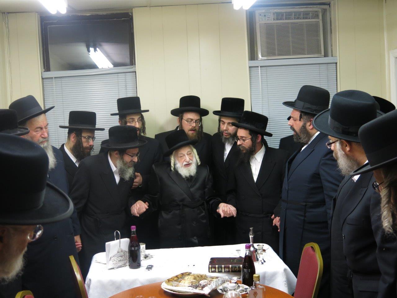 תיעוד: האדמו"ר מסקולען קבע מזוזה ב"חסד לאברהם"