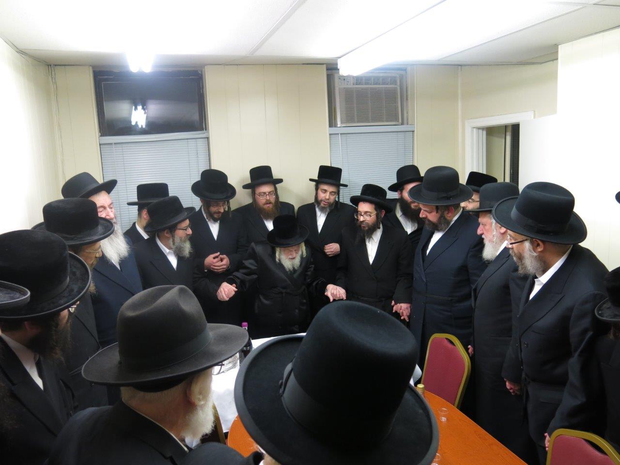 תיעוד: האדמו"ר מסקולען קבע מזוזה ב"חסד לאברהם"