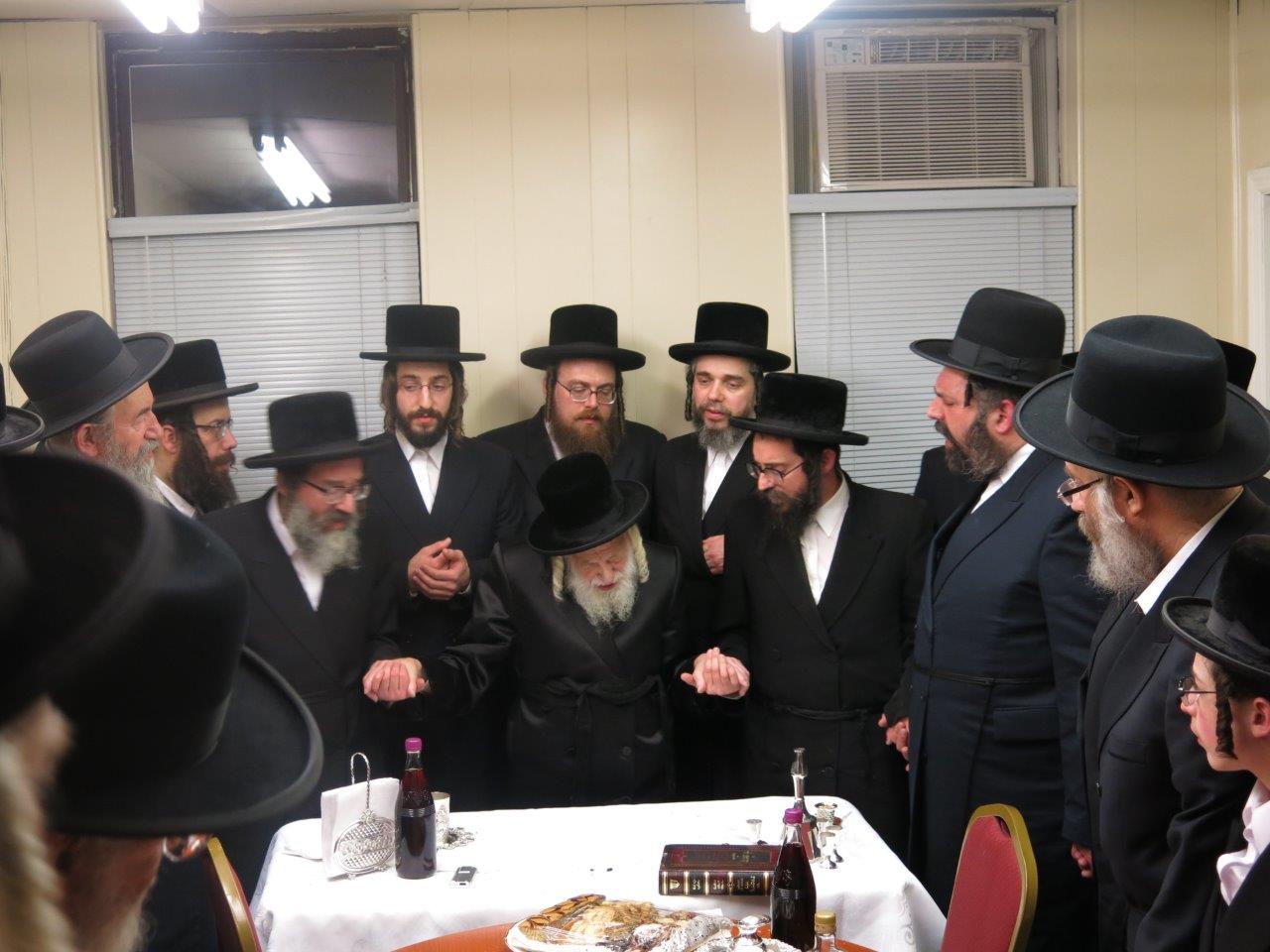 תיעוד: האדמו"ר מסקולען קבע מזוזה ב"חסד לאברהם"