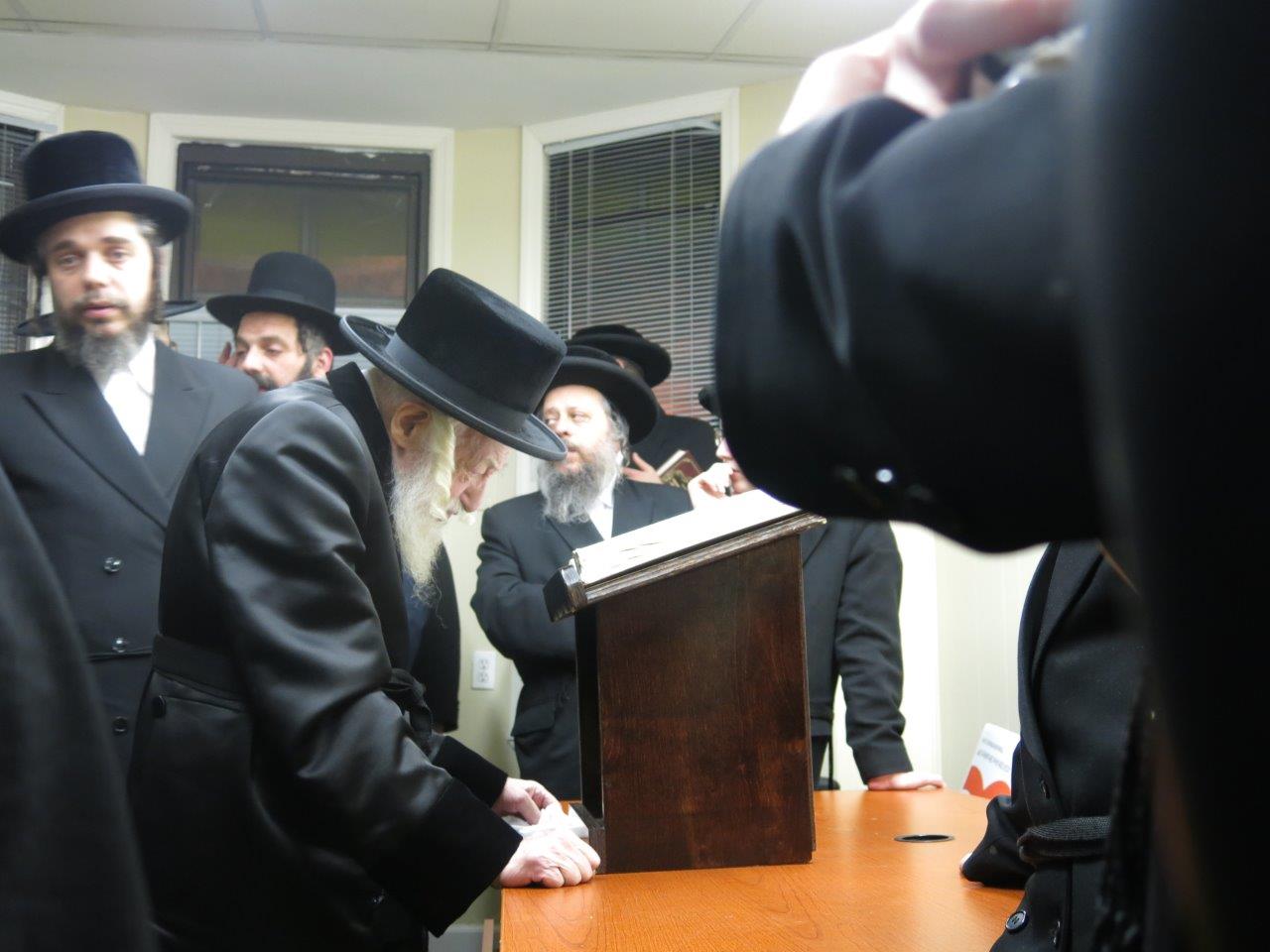 תיעוד: האדמו"ר מסקולען קבע מזוזה ב"חסד לאברהם"