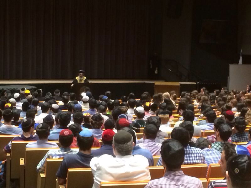 תיעוד בלעדי: ילדי ברוקלין שרים לראשל"צ הגאון רבי יצחק יוסף