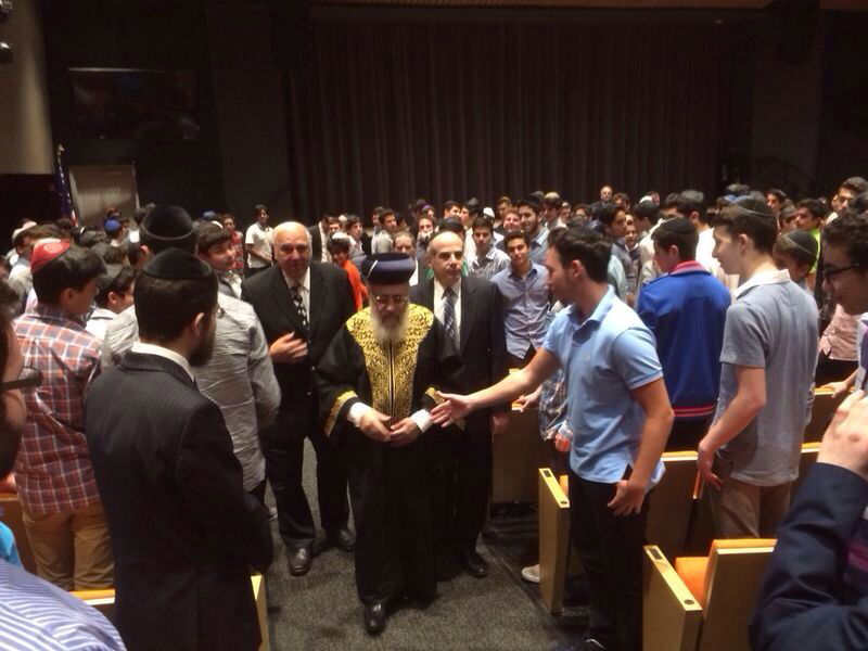 תיעוד בלעדי: ילדי ברוקלין שרים לראשל"צ הגאון רבי יצחק יוסף