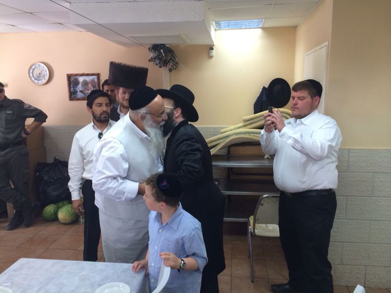 תיעוד: תחת אבטחה הרב שמואל רבינוביץ הגיע למעונו של המקובל הרב בניהו שמואלי