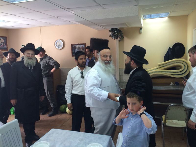 תיעוד: תחת אבטחה הרב שמואל רבינוביץ הגיע למעונו של המקובל הרב בניהו שמואלי