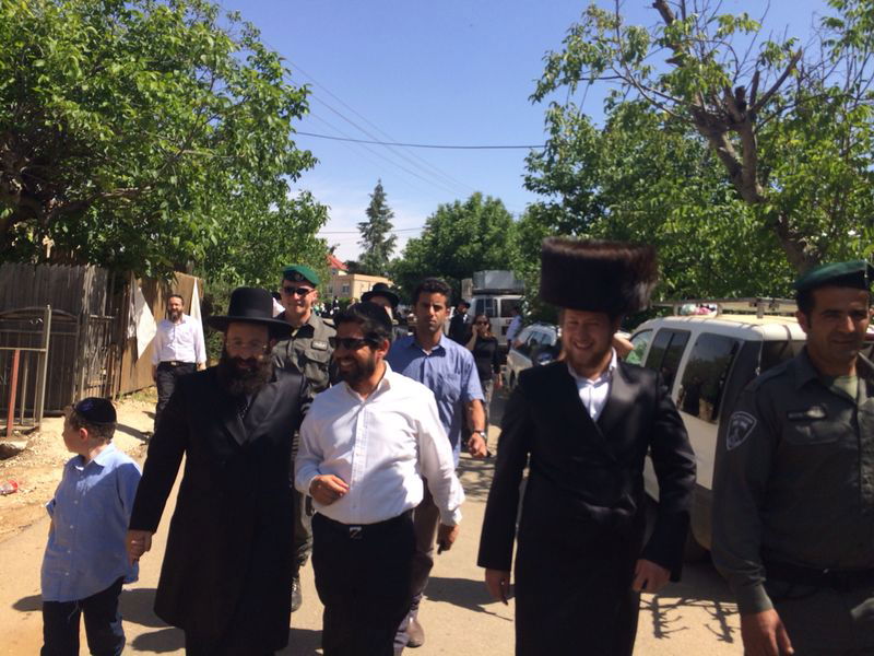 תיעוד: תחת אבטחה הרב שמואל רבינוביץ הגיע למעונו של המקובל הרב בניהו שמואלי