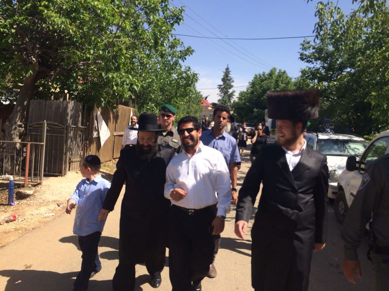 תיעוד: תחת אבטחה הרב שמואל רבינוביץ הגיע למעונו של המקובל הרב בניהו שמואלי