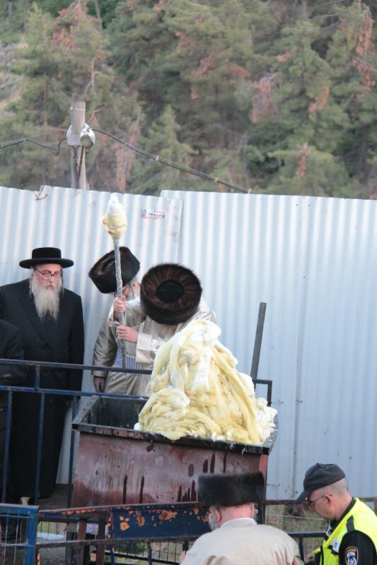 צפו: ההדלקה של תולדות אברהם יצחק במירון