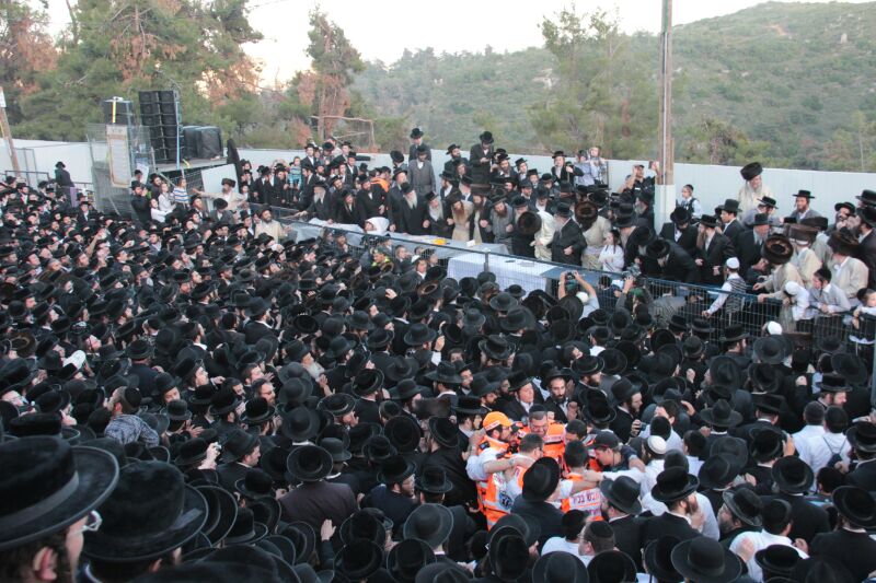 צפו: ההדלקה של תולדות אברהם יצחק במירון