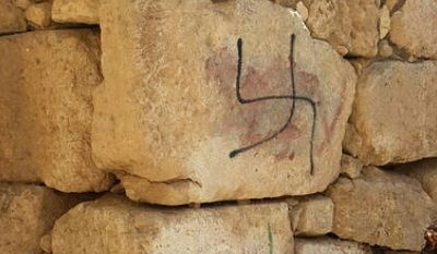 צלב קרס בבית הכנסת בסמוע