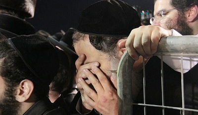 מתפללים בציון הרשב"י, אמש