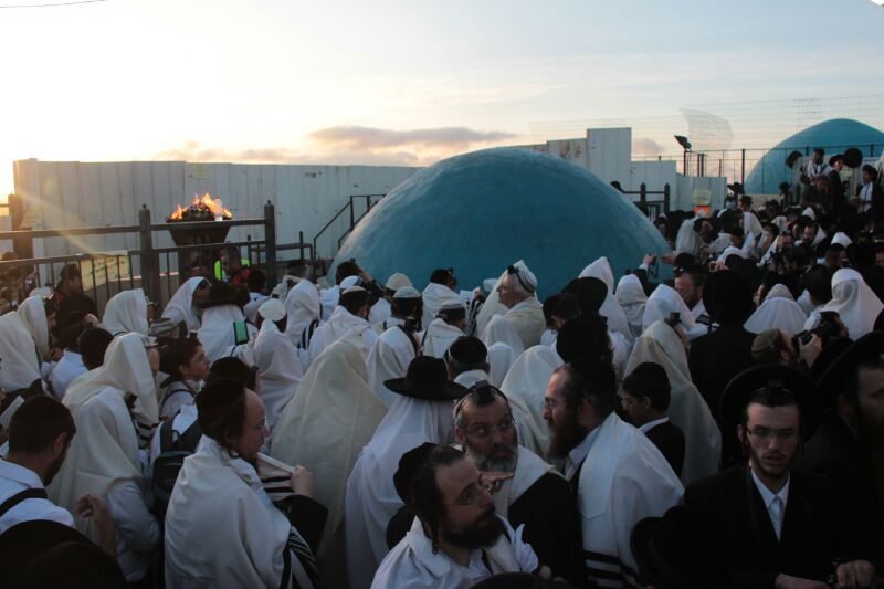 תיעוד ענק: תפילת שחרית סמוך לציון הרשב"י במירון