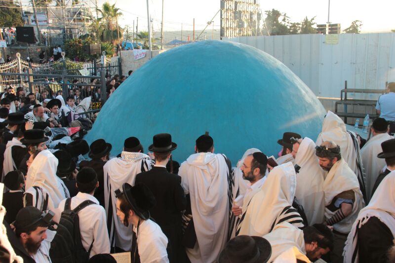 תיעוד ענק: תפילת שחרית סמוך לציון הרשב"י במירון