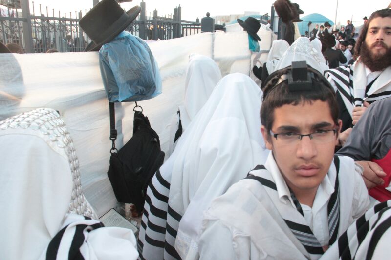 תיעוד ענק: תפילת שחרית סמוך לציון הרשב"י במירון