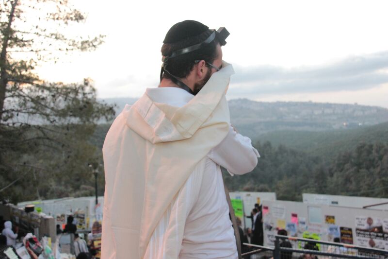 תיעוד ענק: תפילת שחרית סמוך לציון הרשב"י במירון