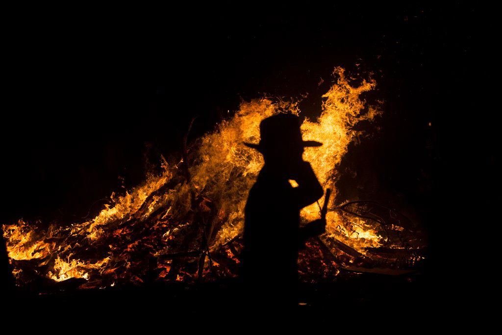 אַשְׁרֵי עַיִן רָאַתְהוּ • מדורות ל"ג בעומר בערים החרדיות