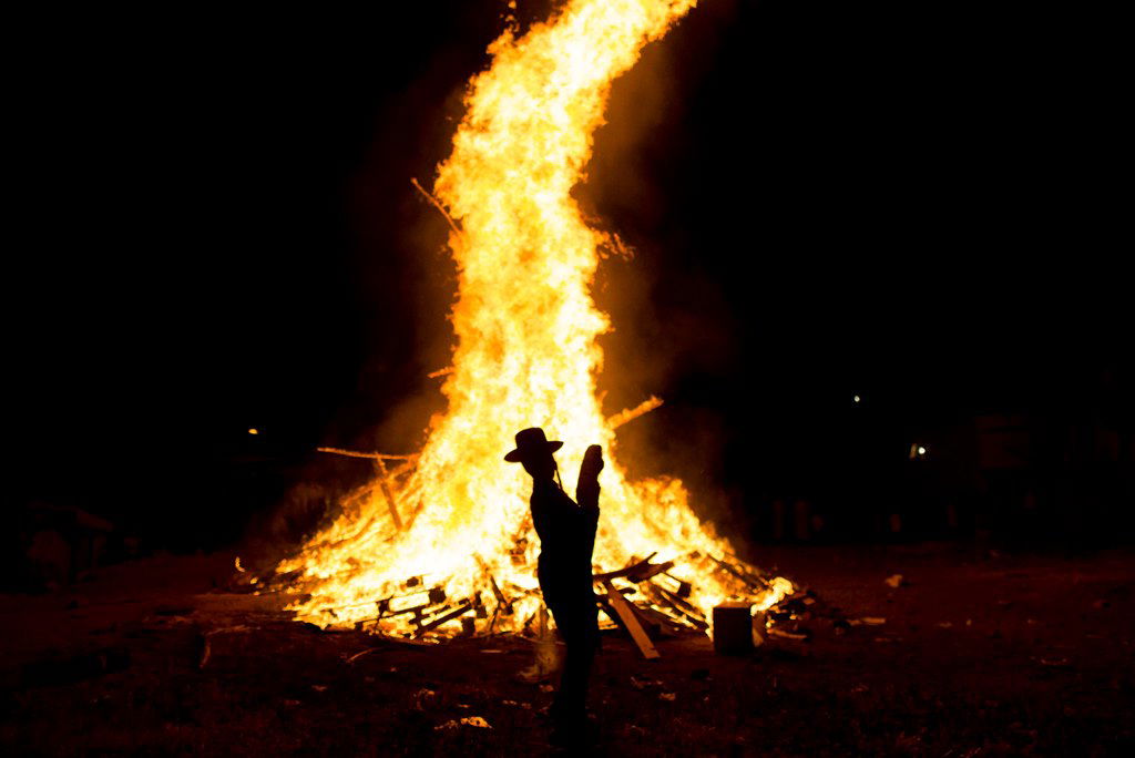 אַשְׁרֵי עַיִן רָאַתְהוּ • מדורות ל"ג בעומר בערים החרדיות