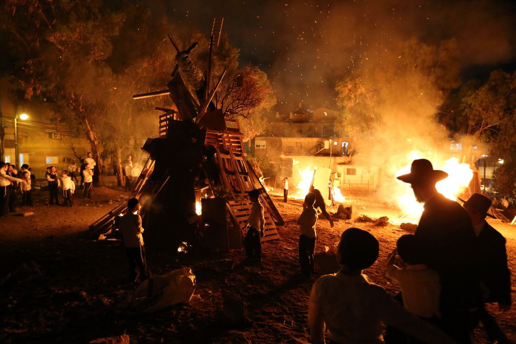 אַשְׁרֵי עַיִן רָאַתְהוּ • מדורות ל"ג בעומר בערים החרדיות