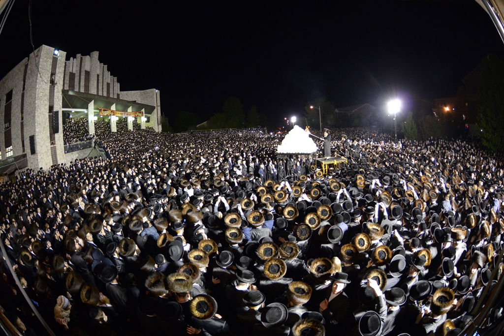 תיעוד מיוחד: למעלה מ-70 אלף איש בהדלקה הגדולה בעולם