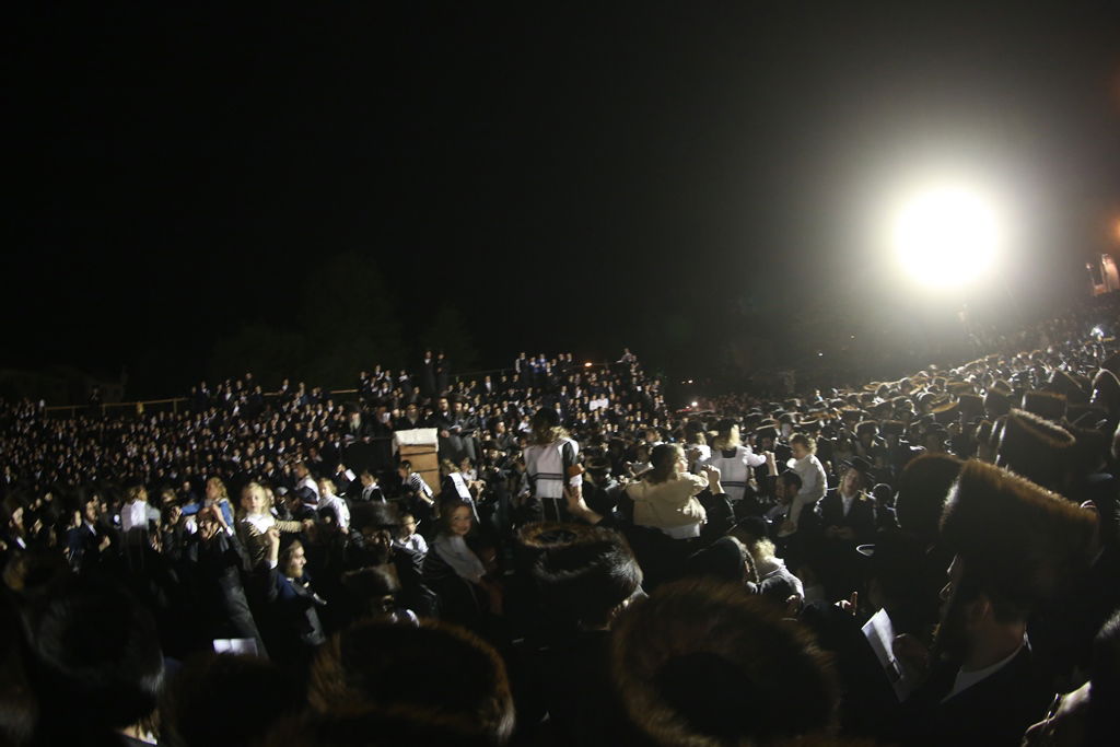 תיעוד מיוחד: למעלה מ-70 אלף איש בהדלקה הגדולה בעולם