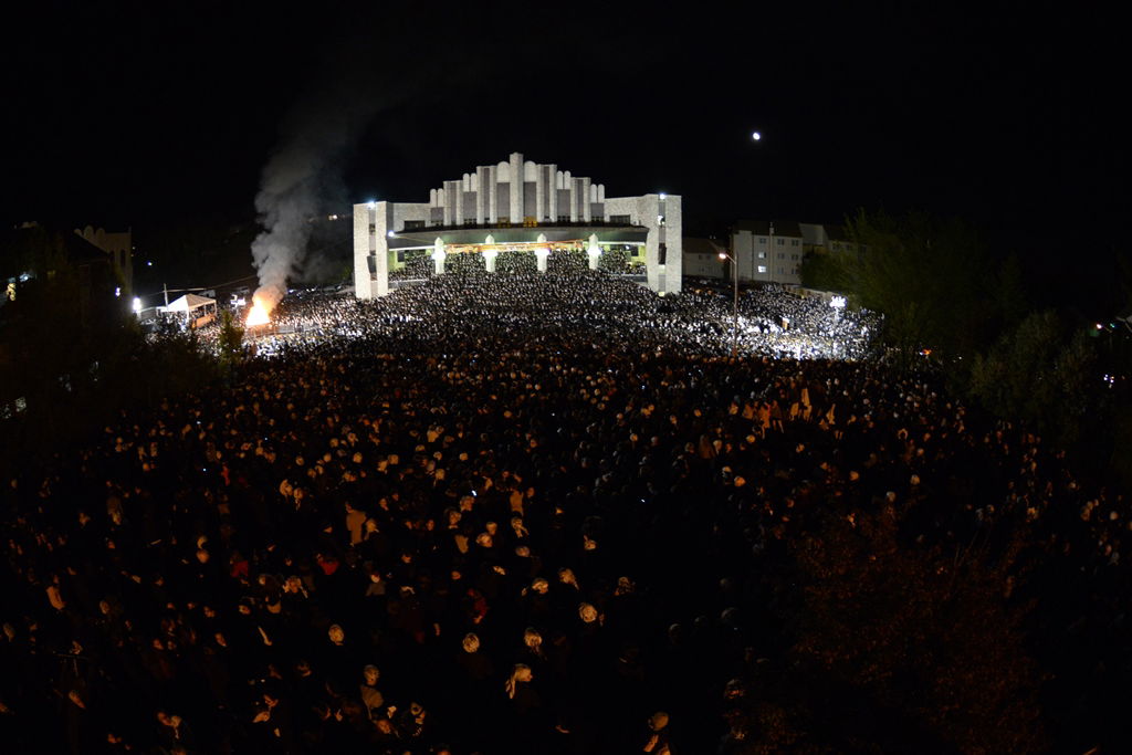 תיעוד מיוחד: למעלה מ-70 אלף איש בהדלקה הגדולה בעולם