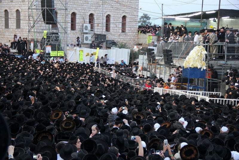 שעת נעילה בציון הרשב"י: צפו בהדלקה הגדולה ביותר