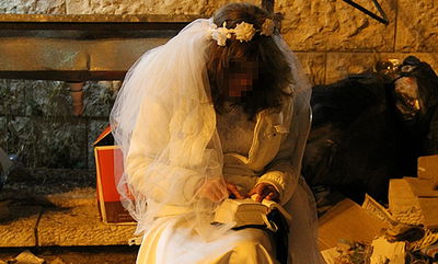 מירון: אספה כסף בשמלת כלה