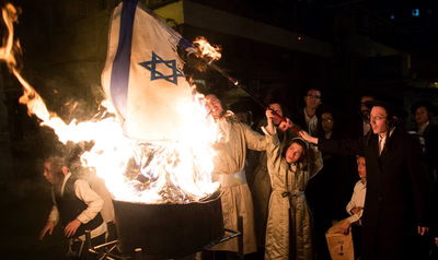 קיצונים שורפים דגל ישראל. למצולמים אין קשר לנאמר בידיעה