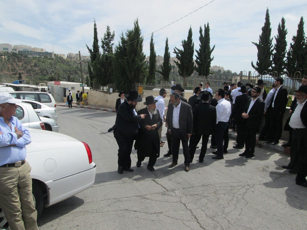 תיעוד דומע: מאות בהלווית תלמידם של חברי מועצת חכמי התורה הרב מרדכי מסלתון זצ"ל