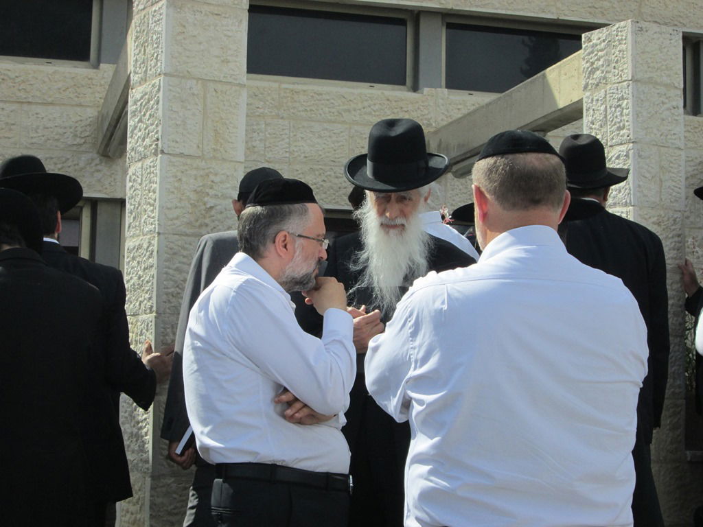 תיעוד דומע: מאות בהלווית תלמידם של חברי מועצת חכמי התורה הרב מרדכי מסלתון זצ"ל