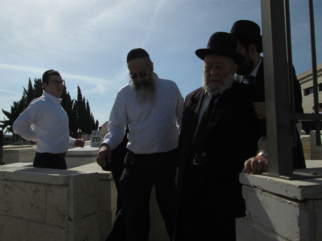 תיעוד דומע: מאות בהלווית תלמידם של חברי מועצת חכמי התורה הרב מרדכי מסלתון זצ"ל