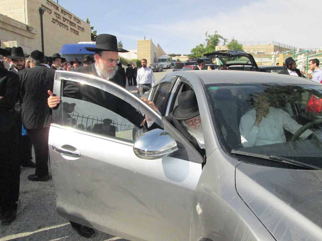 תיעוד דומע: מאות בהלווית תלמידם של חברי מועצת חכמי התורה הרב מרדכי מסלתון זצ"ל