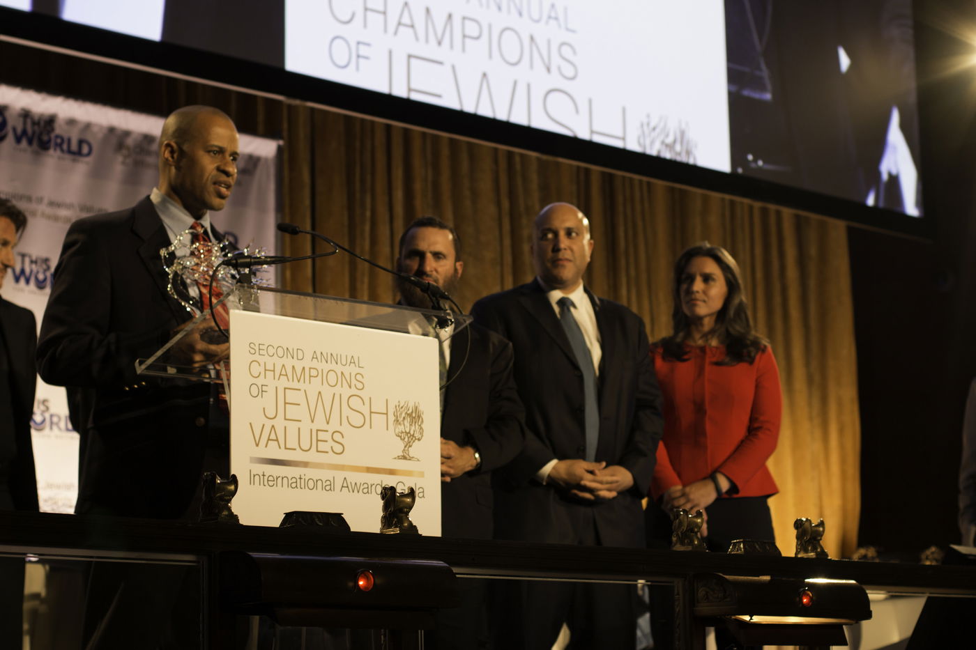 אסטרייכר חיבק את שון פן: "זה האיש שעזר לי לברוח"