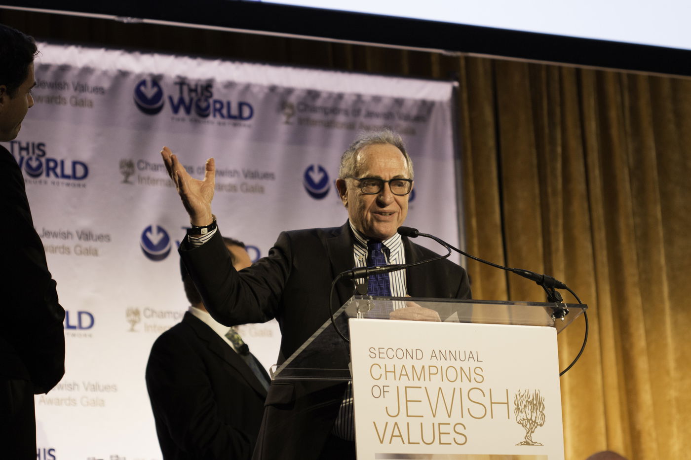 אסטרייכר חיבק את שון פן: "זה האיש שעזר לי לברוח"