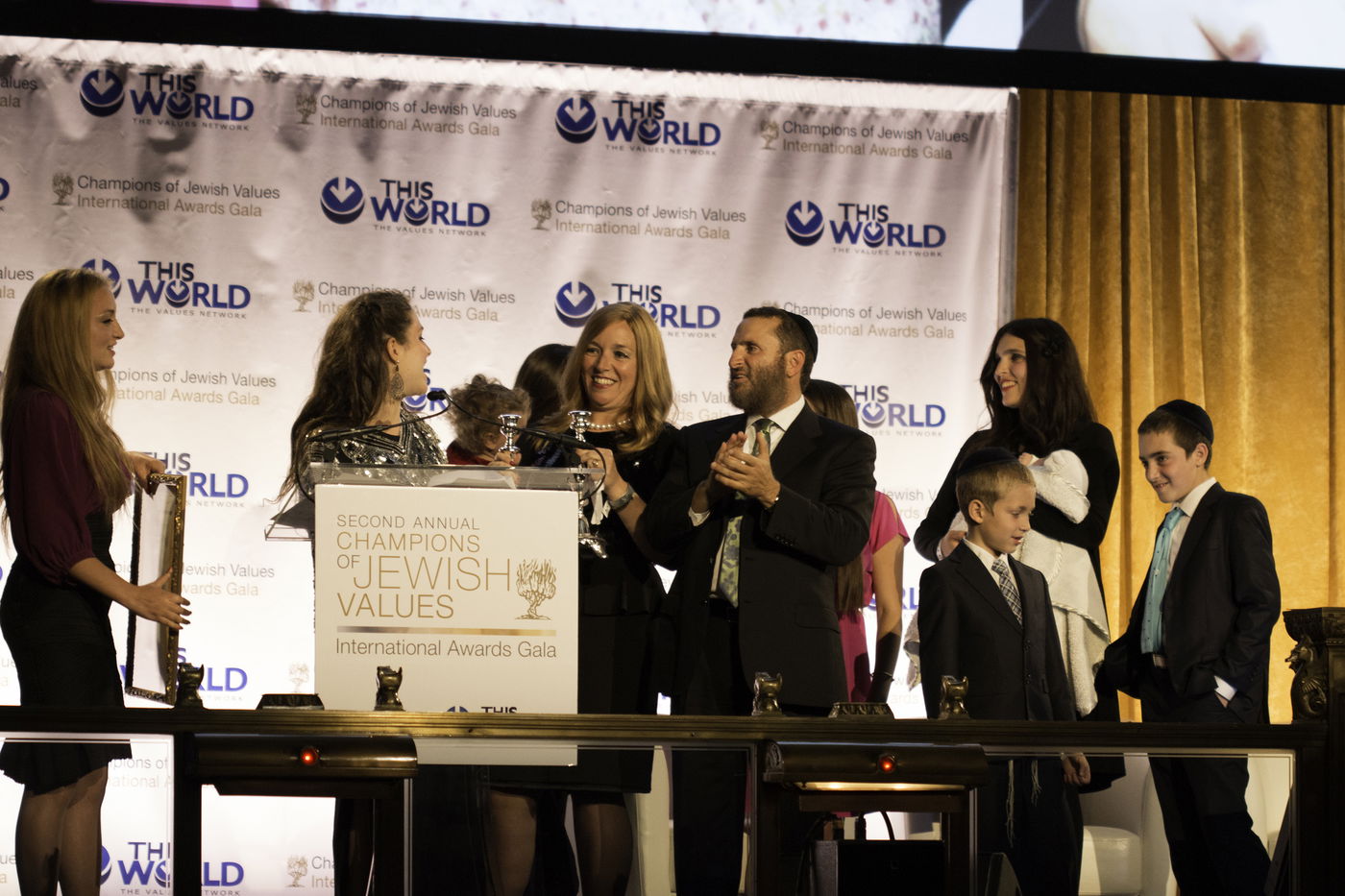 אסטרייכר חיבק את שון פן: "זה האיש שעזר לי לברוח"