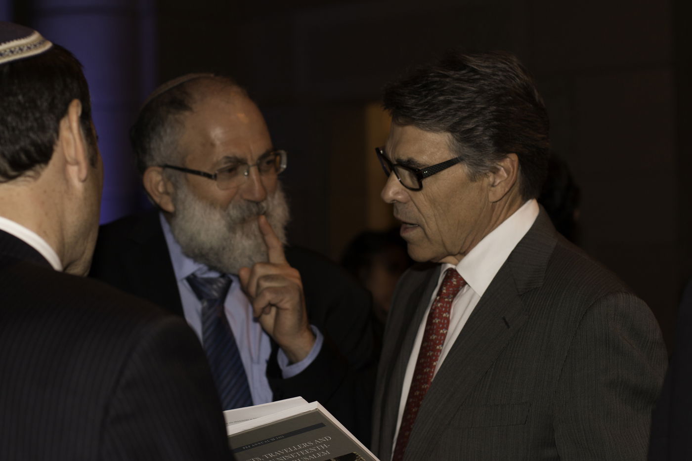 אסטרייכר חיבק את שון פן: "זה האיש שעזר לי לברוח"